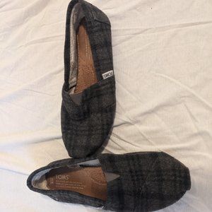 Grey Patterned TOMS shoes lined with Shearing